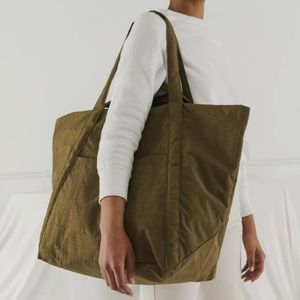 Baggu large travel cloud tote bag.